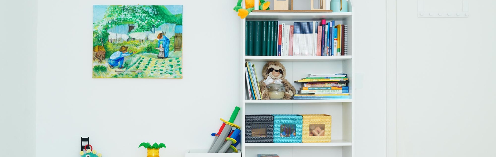 Spieleecke mit Puppenhaus Büchern Gesellschaftsspielen und Bild